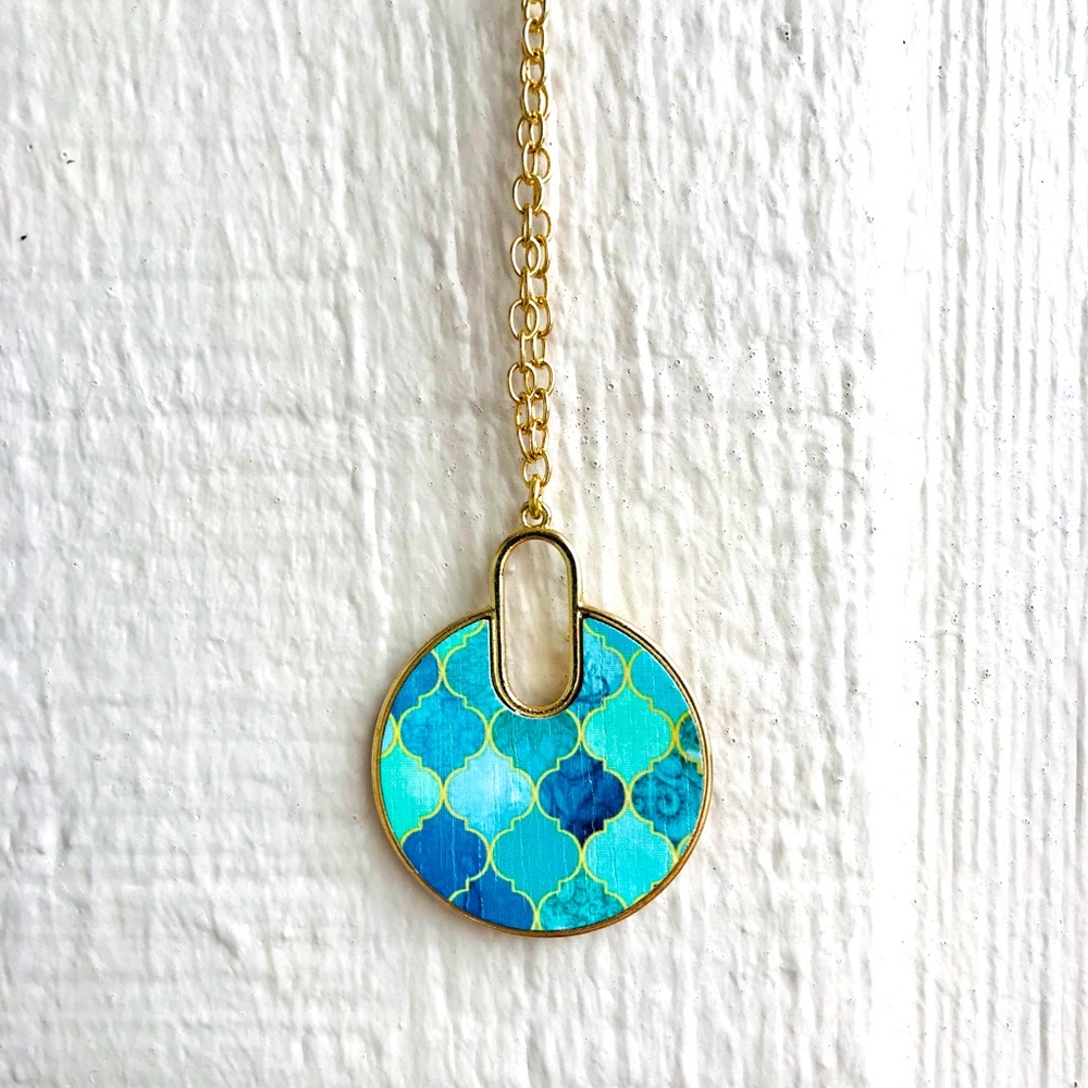 Necklace, lightweight turquoise & gold colored